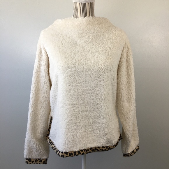 Alice Blue Tops - ⛄️Alice Blue Sherpa with Leopard Trim Pullover Top